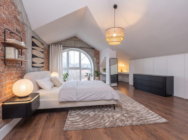 Chambre réaménagée en ambiance industrielle par DecoScale