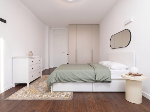 Chambre réaménagée en style minimaliste par DecoScale
